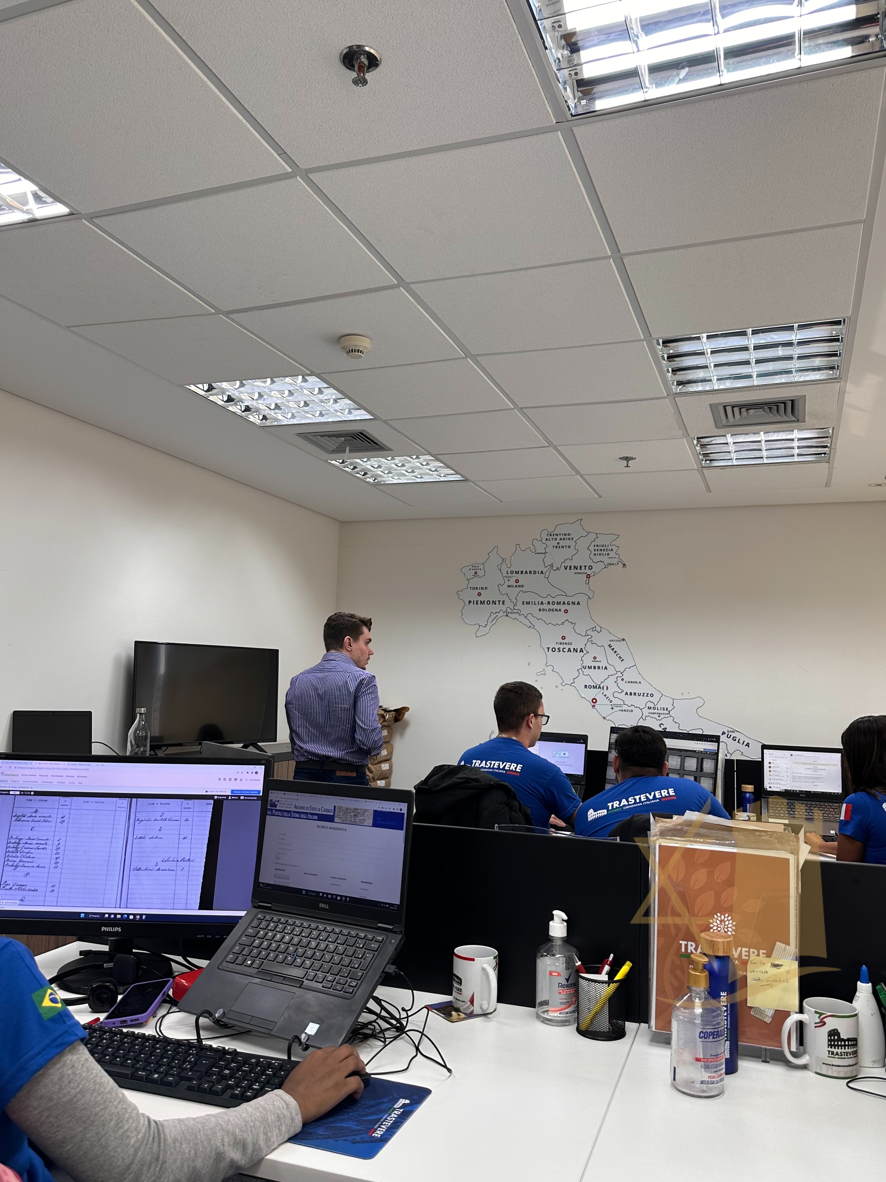 Treinamento de equipe em sala com mapa da Itália