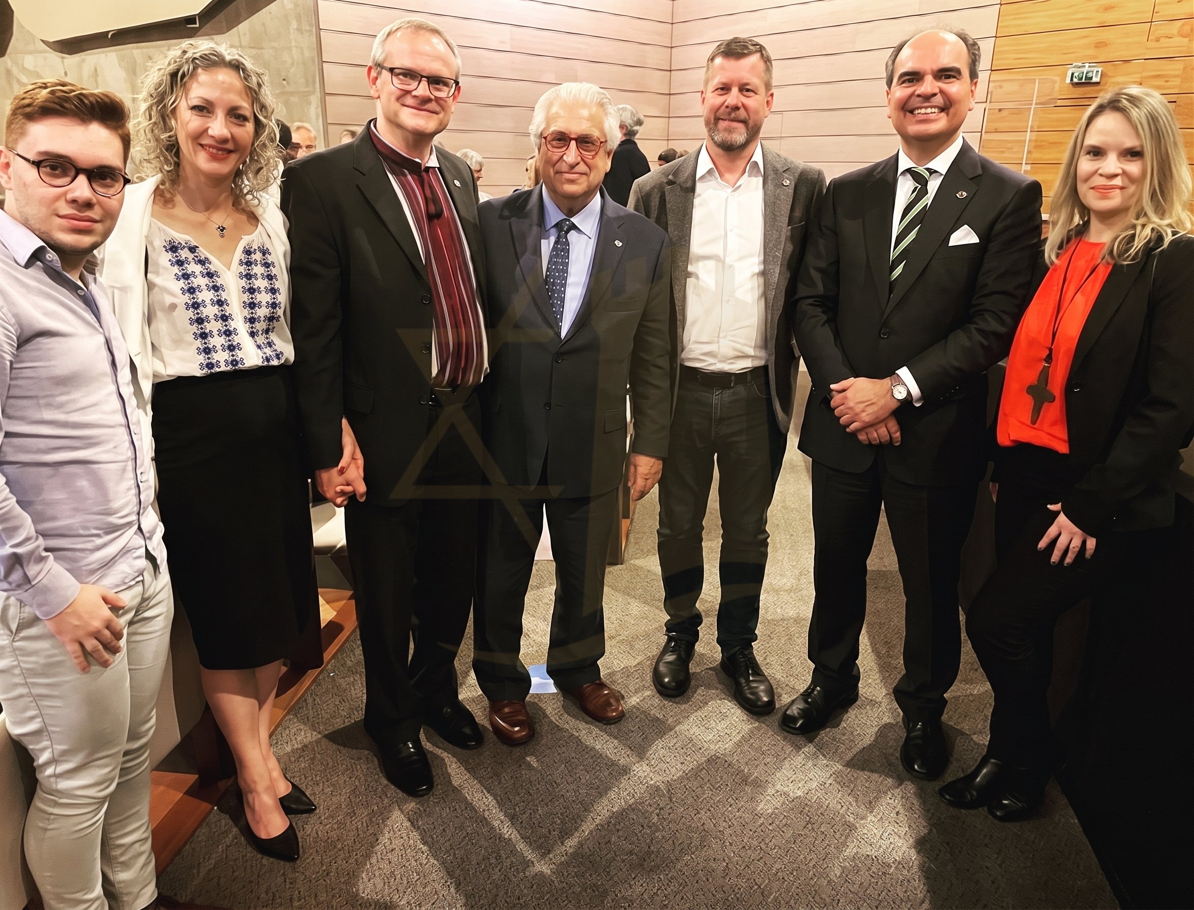 Alexandre Timosencho com cônsules em evento diplomático