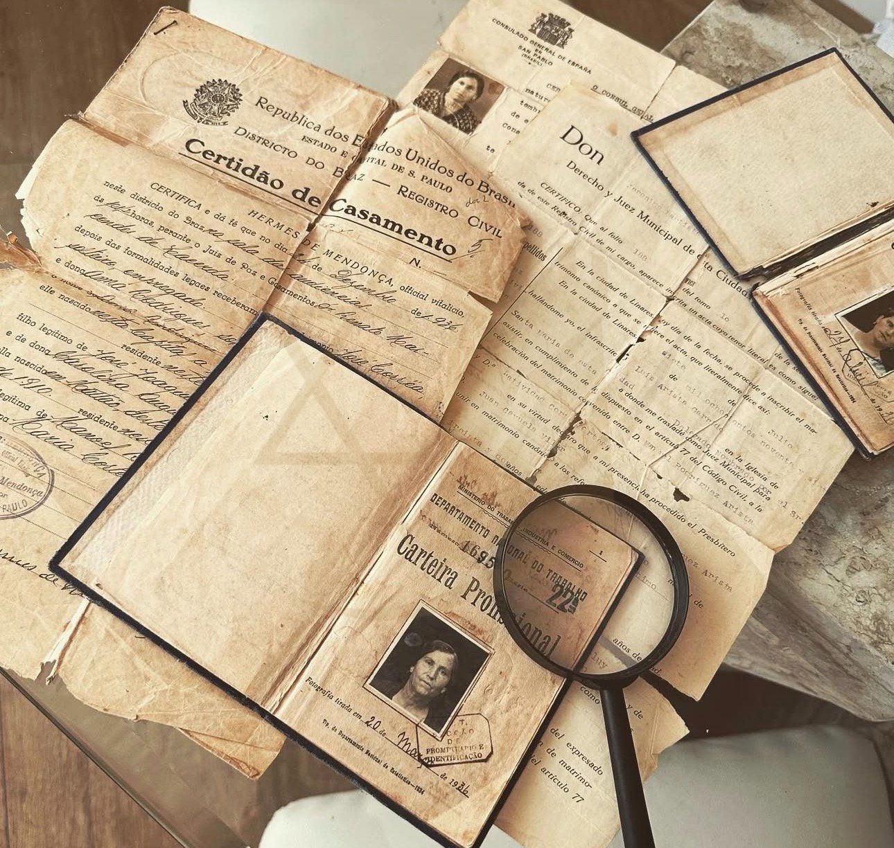 Documentos antigos de família com lupa