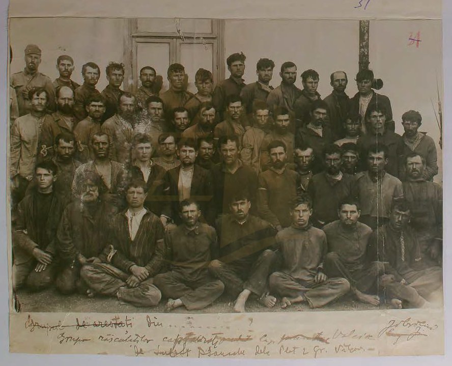 Grupo de revoltosos capturados, com anotações em romeno